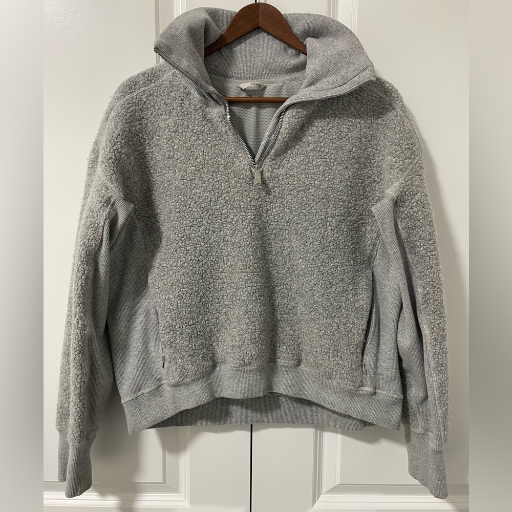 LULULEMON- Stand Out Sherpa 1/2 Zip
Heathered Core Light Grey / Silver